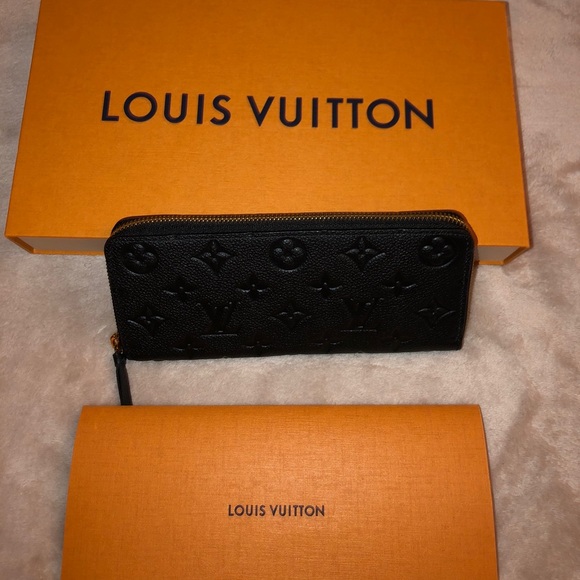Louis Vuitton Handbags - 🤗Louis Vuitton black wallet😊
